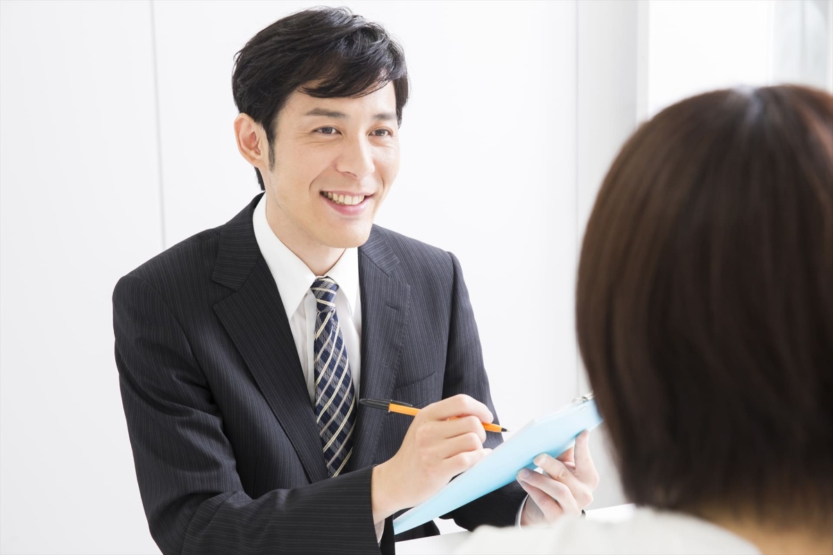 希望を聞く男性スタッフ