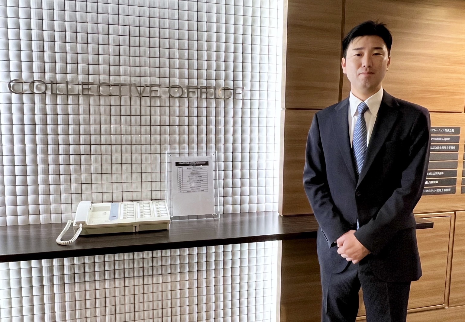 希望を聞く男性スタッフ